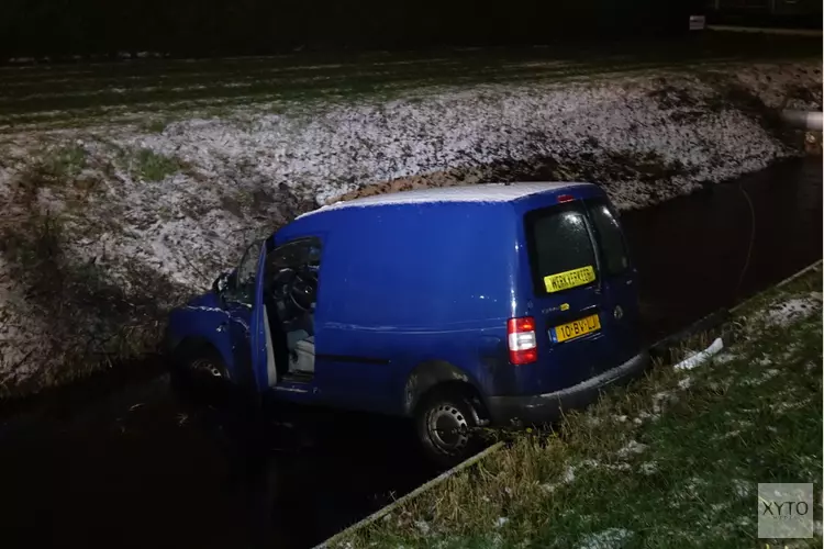 Auto glijdt te water door gladheid