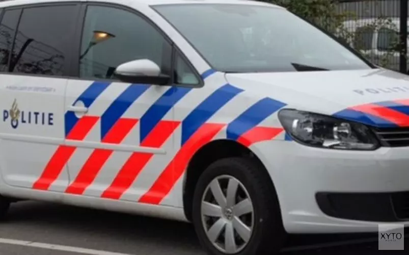 Bestuurder loopt weg na auto in sloot, laat natte kleding liggen