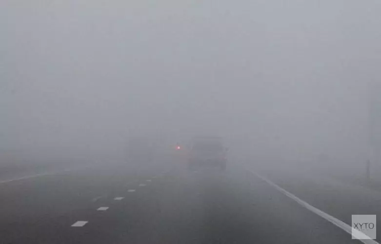 Dichte mist hindert verkeer