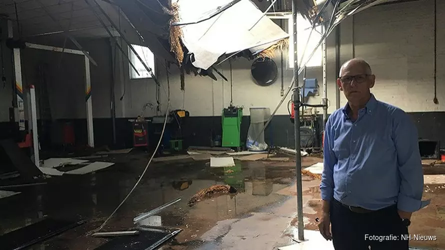 Garagedak ingestort door noodweer in Medemblik: "Iedereen stond te trillen"
