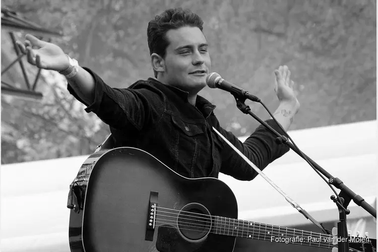 Douwe Bob &#39;vliegt &#39;m d&#39;r over&#39; in Hoorn