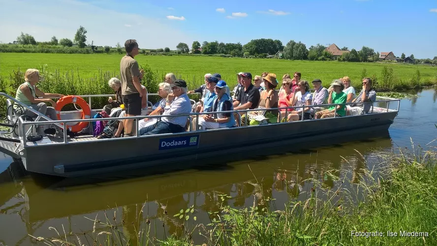 Met de fluisterboot op zoek naar voedsel in de Eilandspolder, Driehuizen