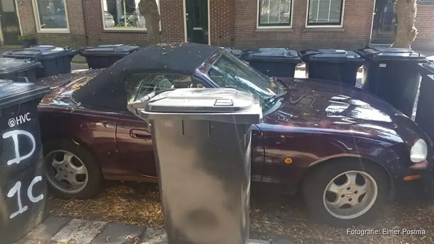 Foutgeparkeerde cabrio in Enkhuizen ingebouwd met kliko&#39;s