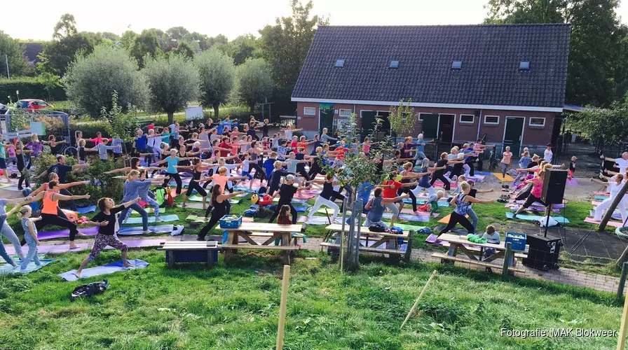 Yoga in de openlucht bij MAK Blokweer