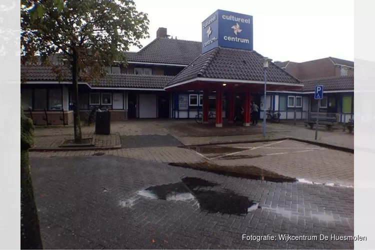 Kleding- en speelgoed verkopen in Wijkcentrum De Huesmolen