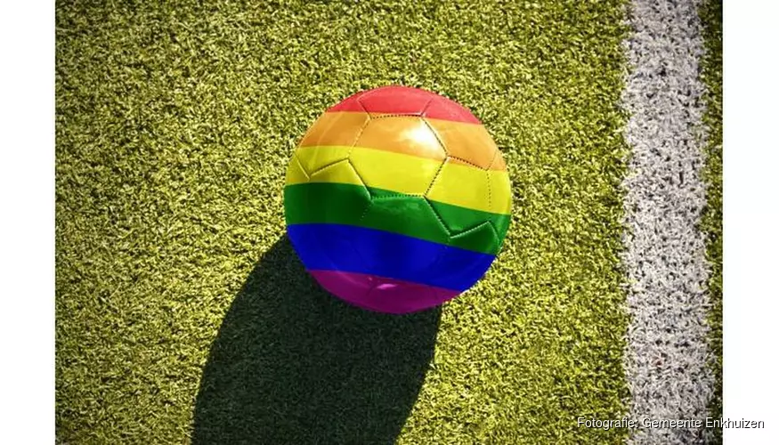 Regenboogballen voor voetbalclubs