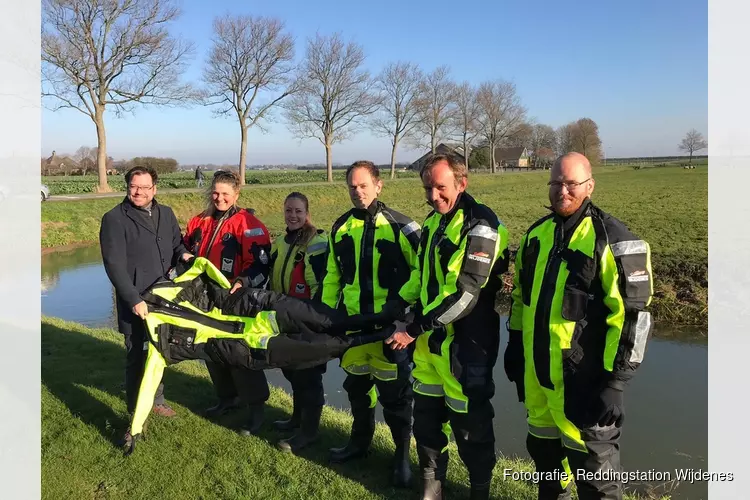 Nieuwe droogpakken overhandigd door Burgemeester Pijl