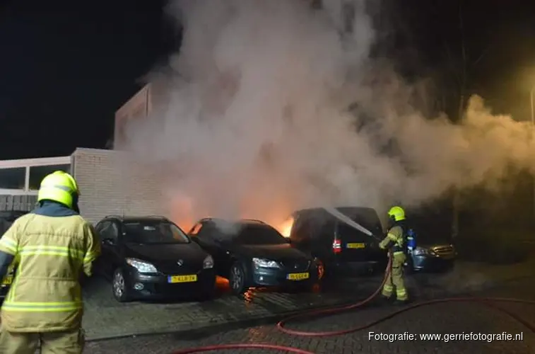 Auto door brand verwoest