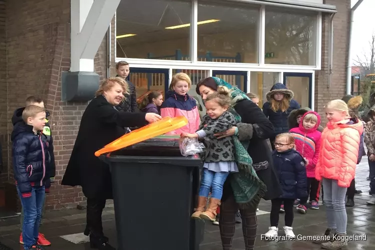 Wethouder Caroline van de Pol geeft samen met leerlingen Bernadetteschool Zuidermeer startsein afval scheiden op school