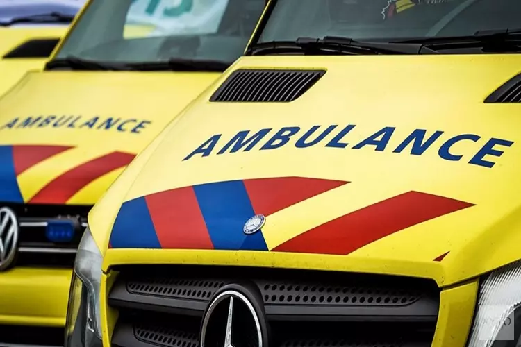 Meerdere auto&#39;s botsen op A7 bij Medemblik, drie gewonden