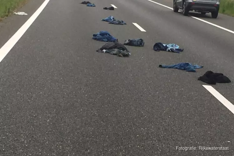 Ritsen op de A7 bij Avenhorn: weg bezaaid met spijkerbroeken