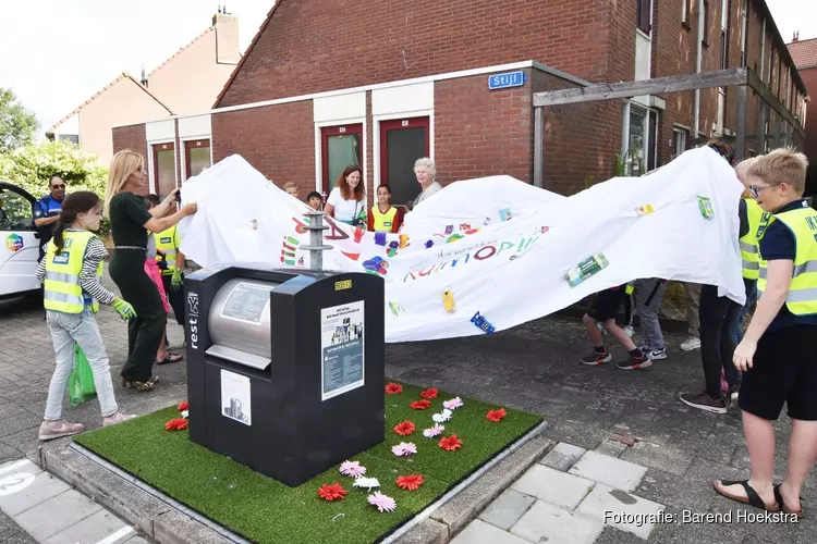 Afval naast de container verleden tijd dankzij bloementapijt