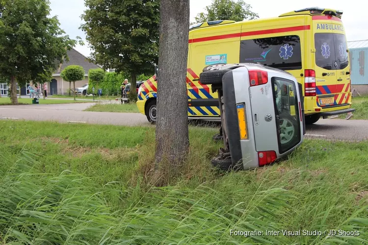 Auto op zijn kant in Hem