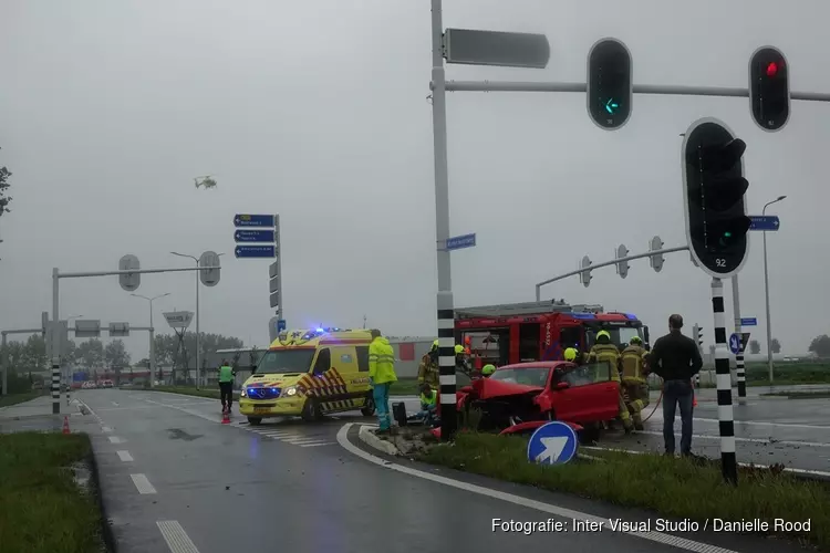 Automobilist bekneld bij ongeluk Zwaagdijk