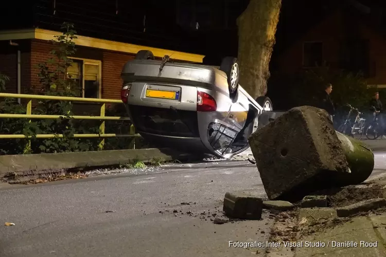 Auto op z&#39;n kop in Grootebroek