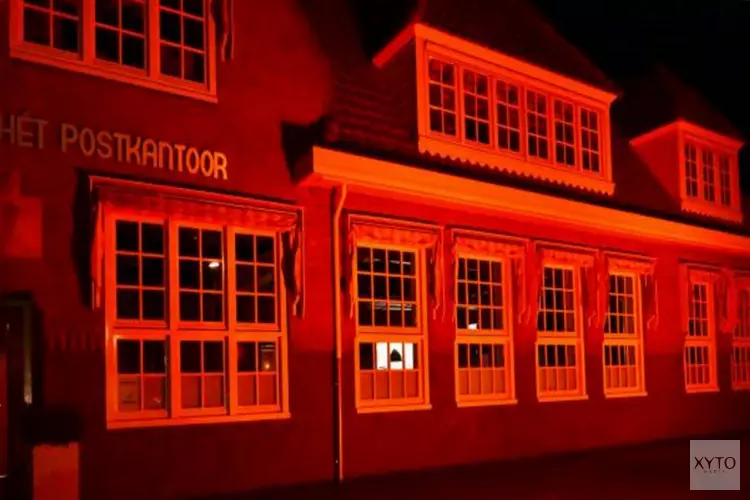 Postkantoor en Carillon oranje voor Orange The World