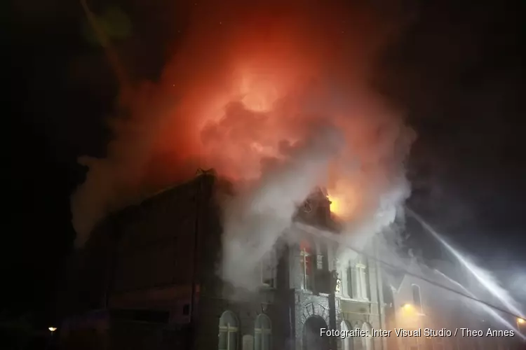 Grote brand in voormalig gemeentehuis in Obdam: &#39;Sluit ramen en deuren&#39;