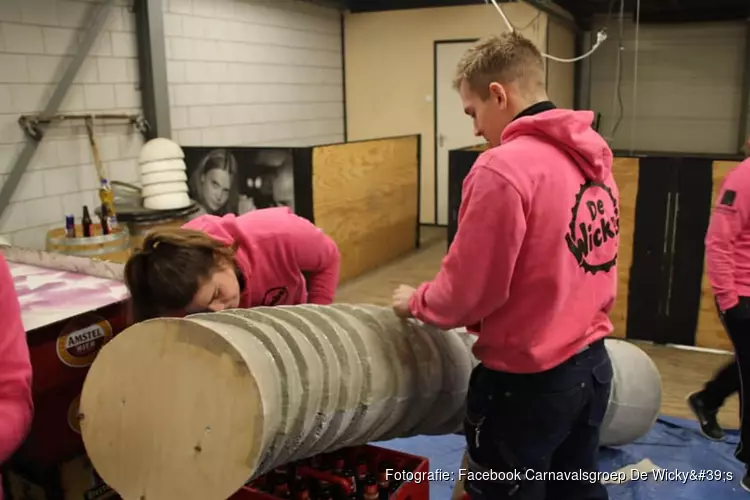 Handen uit de mouwen voor de praalwagen: de voorpret is begonnen in Zwaag