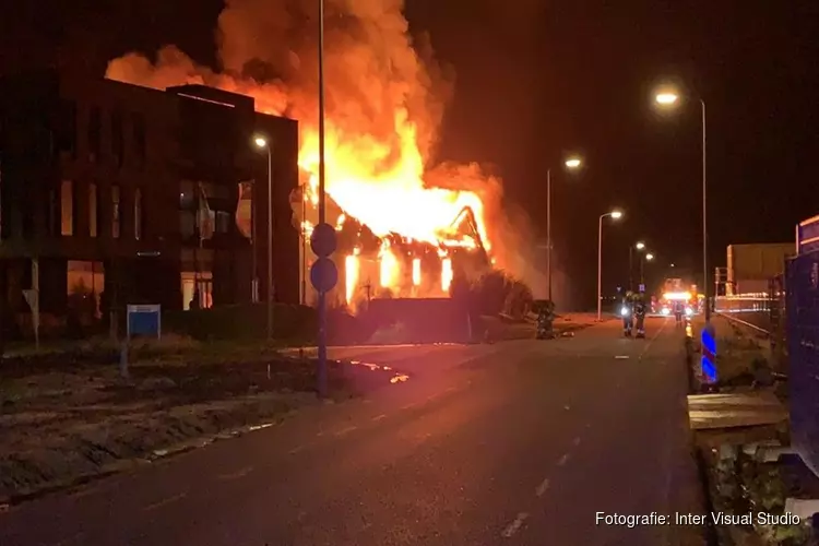 Metershoge vlammen bij brand op industrieterrein in Zwaag