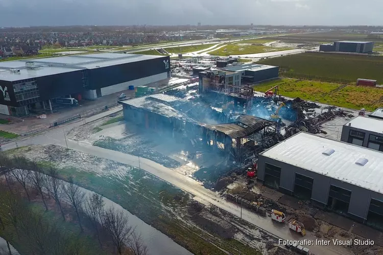 Ravage na verwoestende brand in Zwaag goed zichtbaar vanuit de lucht