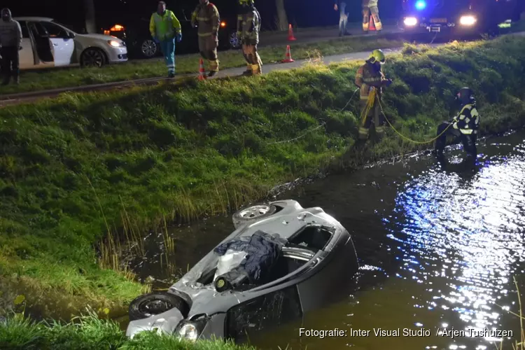 Auto te water bij ongeval Zwaagdijk, minimaal één gewonde