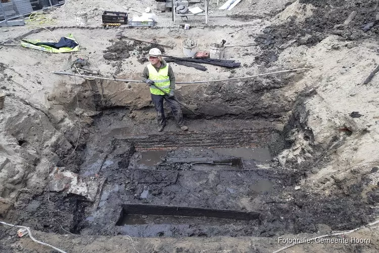 15de-eeuwse grafkisten onder het Kerkplein