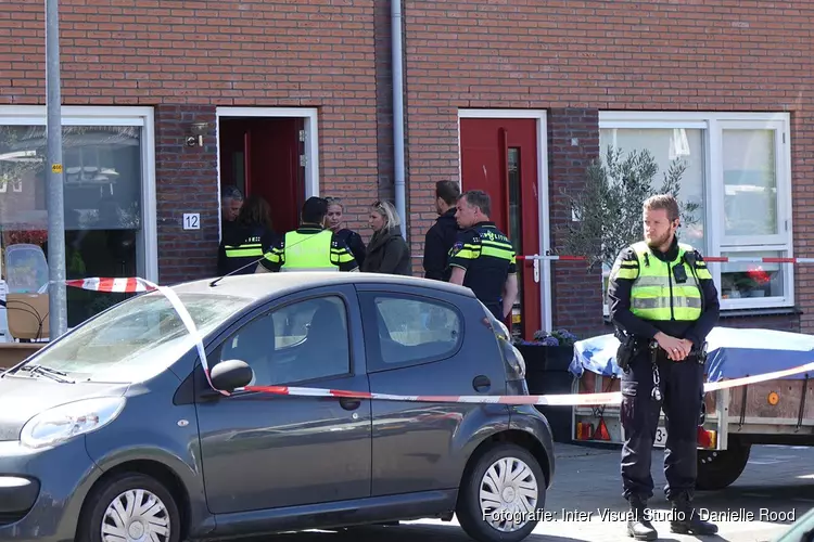 Politie valt woning Enkhuizen binnen