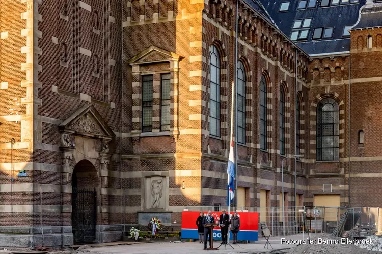 Hoorn hield De Stilste Tocht ooit, maar velen keken en herdachten thuis mee