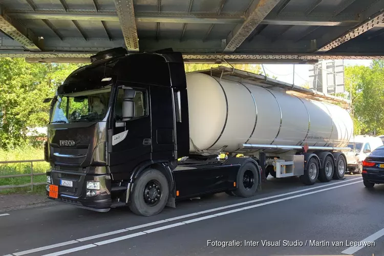 Vrachtwagen klem onder viaduct, auto klapt achterop