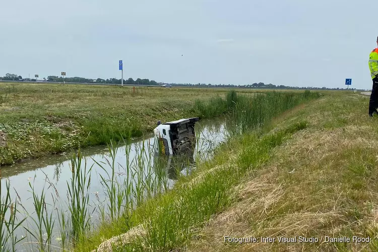 Auto in de sloot langs Westfrisiaweg