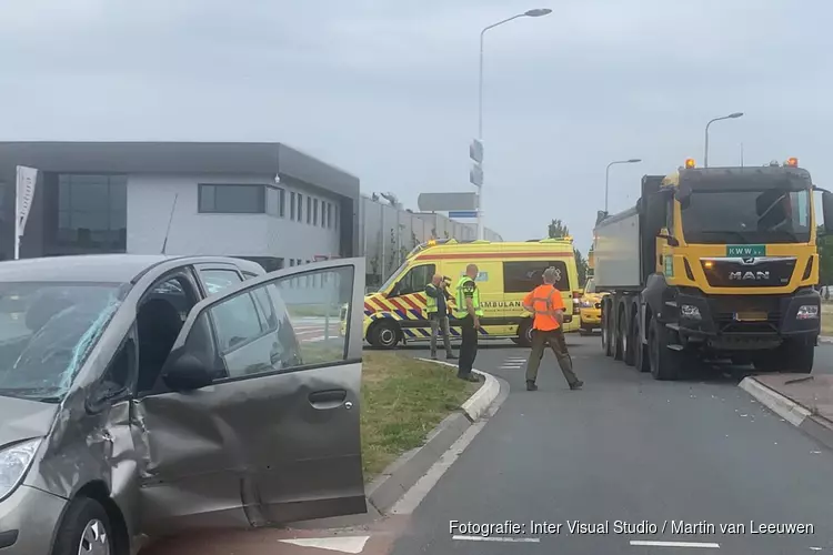 Auto aangereden door vrachtwagen