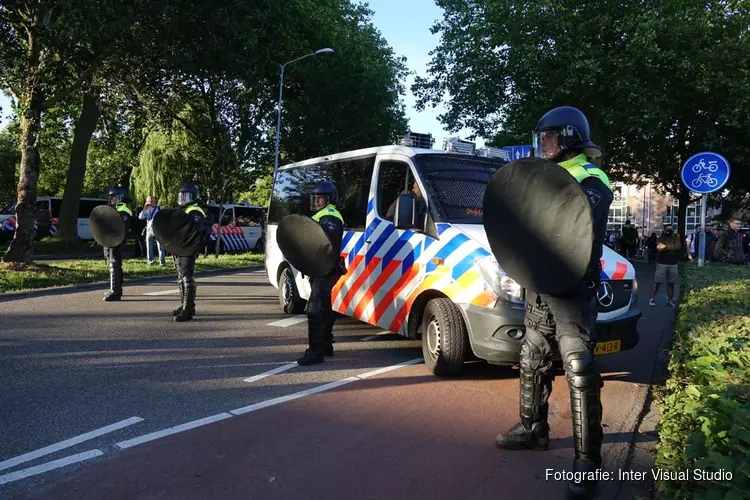 Politie omcirkelt standbeeld JP Coen, plein ontruimd, 4 arrestaties