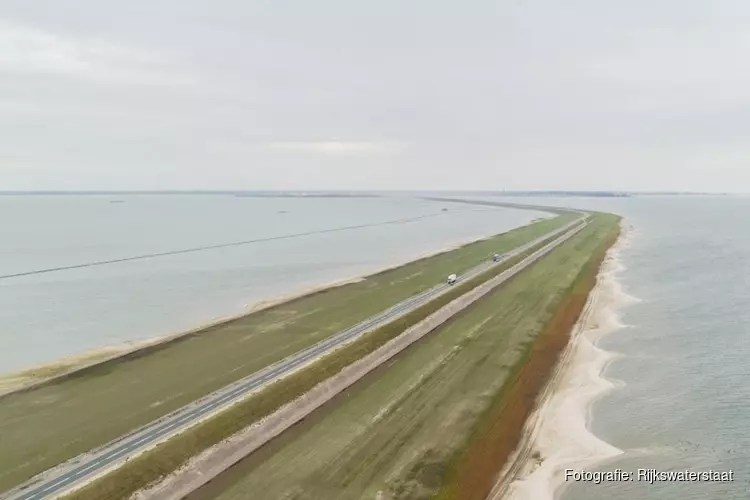 Houtribdijk officieel heropend door minister: dijkversterking afgerond