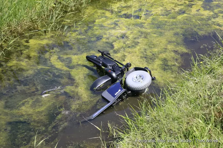 Man in scootmobiel uit sloot getrokken door omstanders