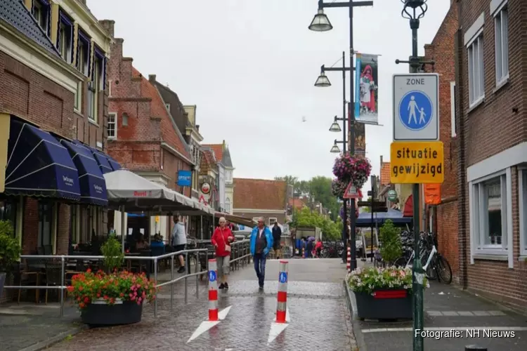 Boete of waarschuwing? Enkhuizers verontwaardigd over boete voor fietser (82) op Melkmarkt