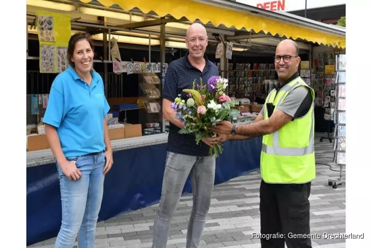 Afscheid met bloemetje voor marktkoopman Egbert Schoonhoven