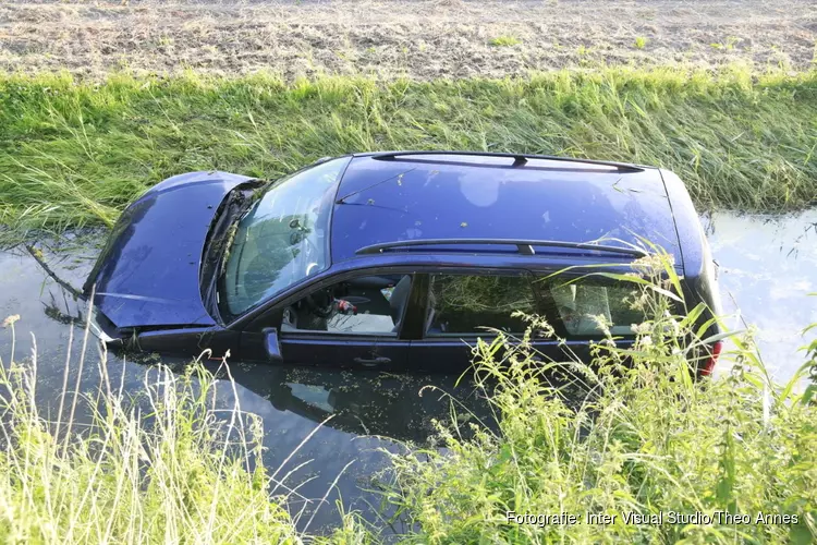 Auto te water in Opmeer