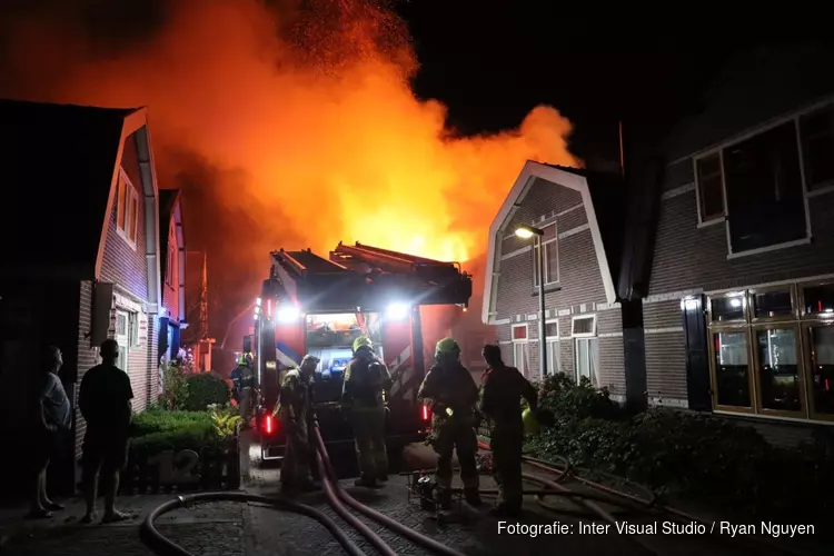 Brandweer uren bezig met grote brand in woning Obdam