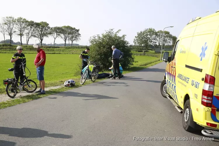 Fietser geraakt door uitstekende pijp van aanhangwagen in Ursem, automobilist doorgereden