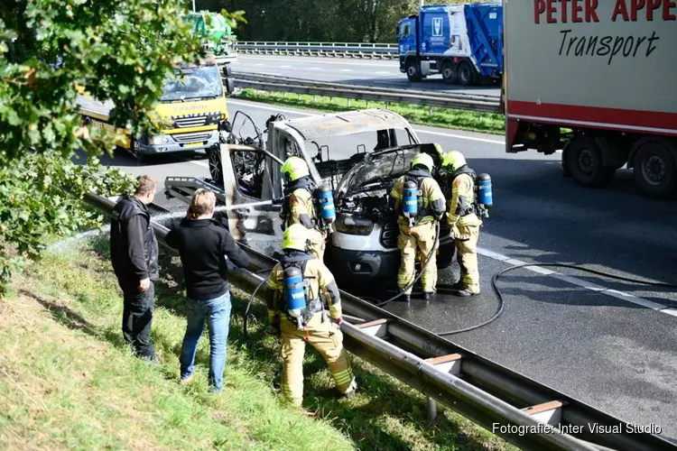 Auto met oplegger in brand op A7