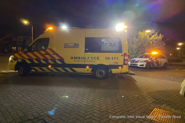 Fietsers botsen met auto in Grootebroek, slachtoffer in ambulance nagekeken