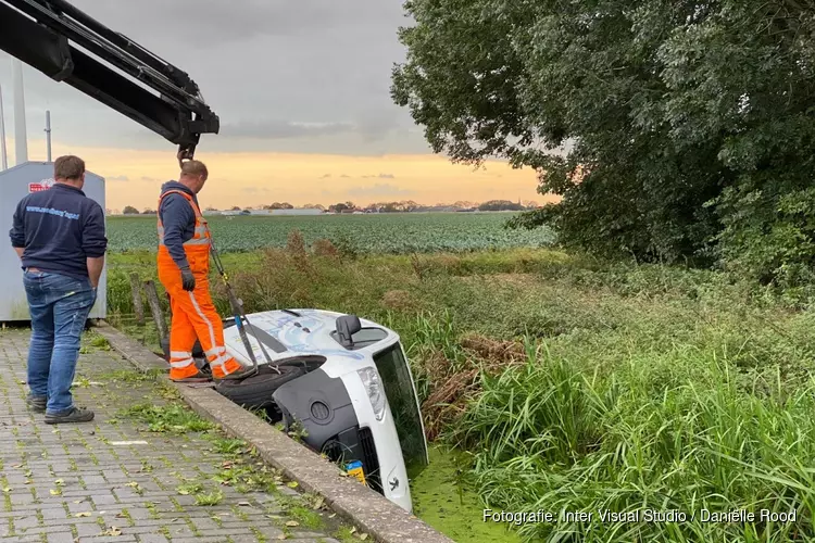 Bestelbusje belandt in water naast parkeerplaats Zwaagdijk-Oost