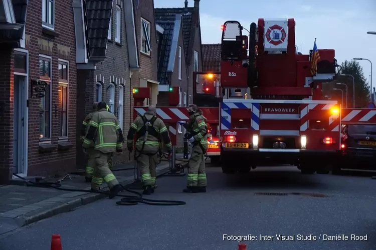 Schoorsteenbrand in Bovenkarspel, brandweer ventileert woning