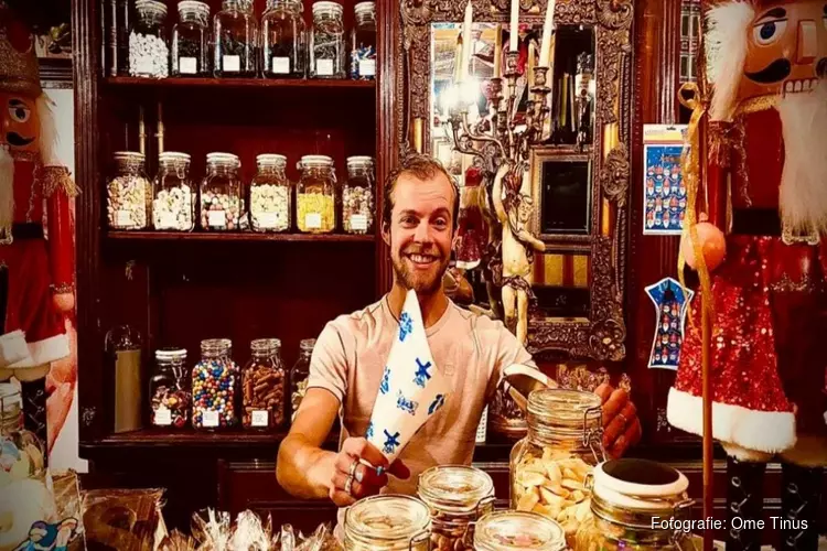 Ome Tinus inventief in coronatijd: Van bruin café naar snoepwinkel