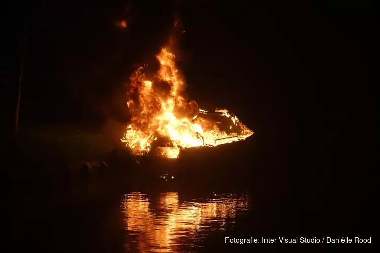 Bootje door brand verwoest in Enkhuizen