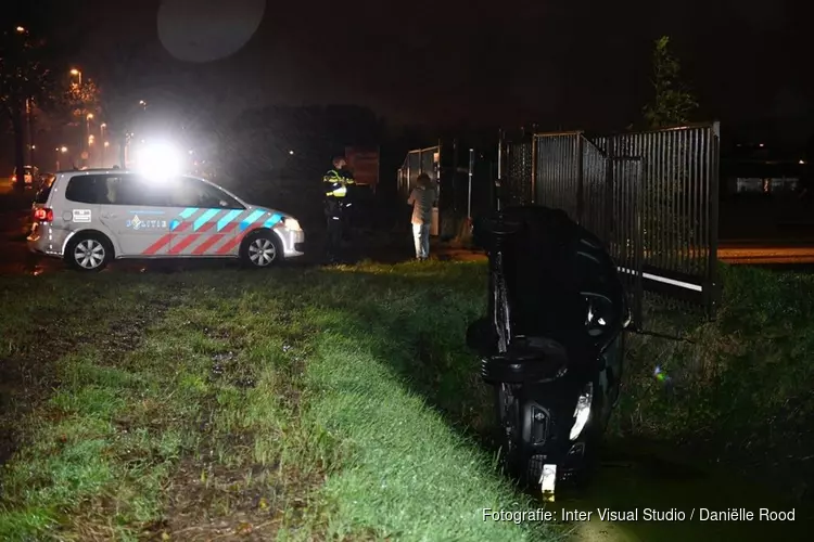 Auto belandt in sloot in Zwaag