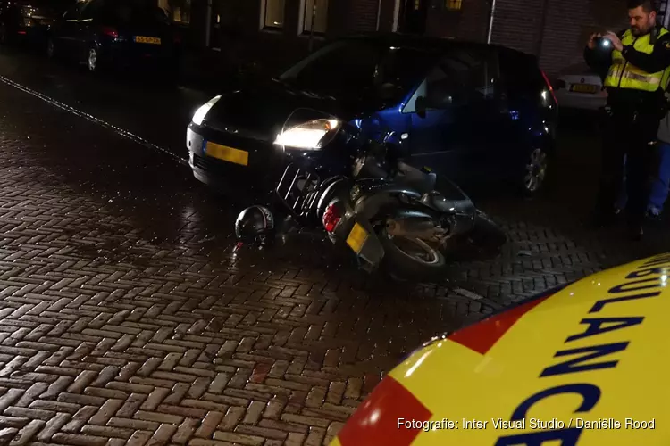 Scooterrijder gewond na botsing in Enkhuizen