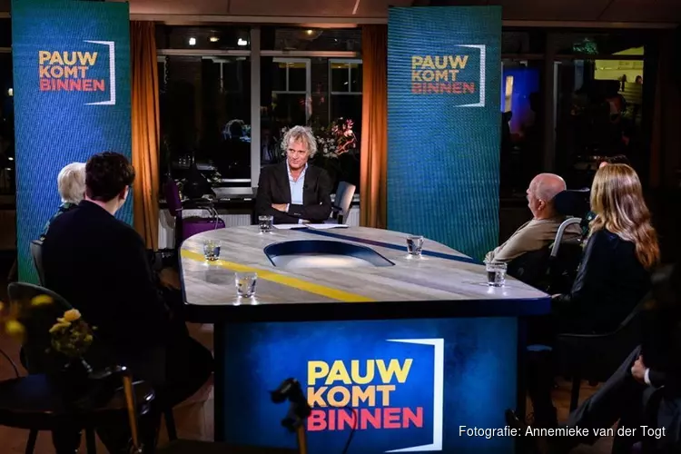 Pauw komt binnen vanuit verpleeghuis Lindendael in Hoorn zondag 22 november op NPO1 rond 22.15 uur