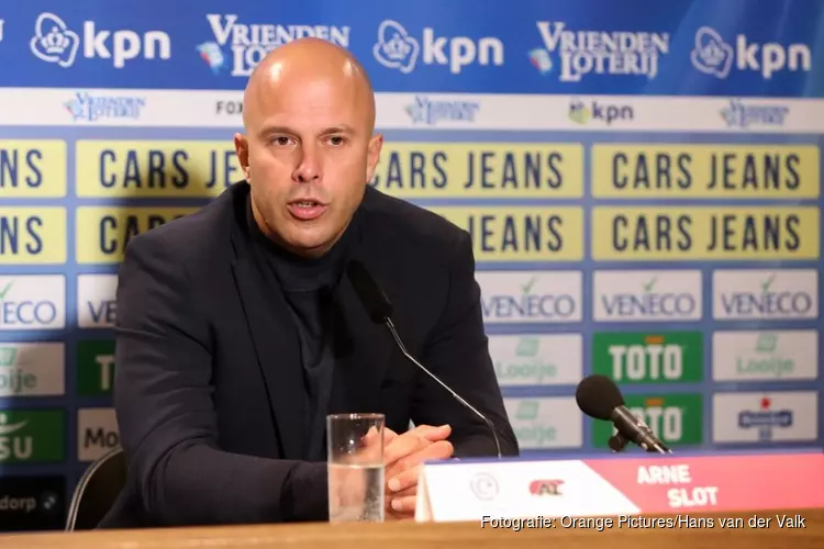 AZ ontslaat trainer Arne Slot na gesprekken met Feyenoord