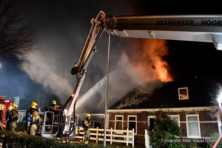 Persoon zwaargewond bij grote brand in Hoorn